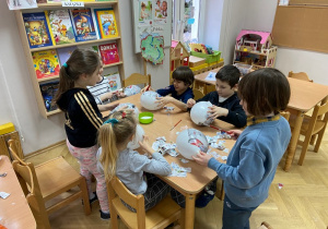 Dzieci przygotowują maski greckie z paper mache